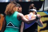 Takhle Serena Williamsová utěšovala Tatjanu Mariaovou.