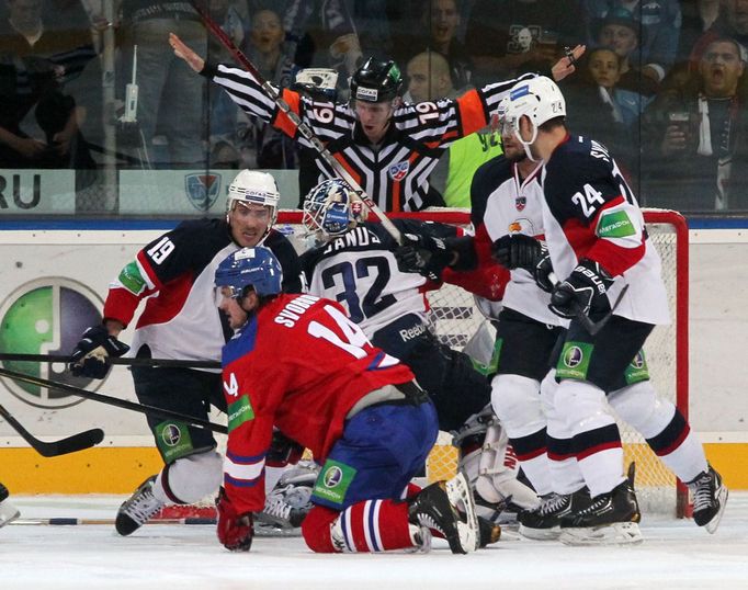 Hokejista Lva Praha Jaroslav Svoboda před Michalem Miklíkem, Jaroslavem Jánusem a Ivanem Švarným (zleva) v utkání KHL 2012/13 proti Slovanu Bratislava.