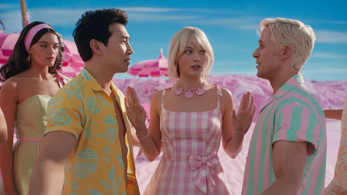 Margot Robbie v roli Barbie a Ryan Gosling (vpravo) jako Ken na snímku z filmu Barbie.