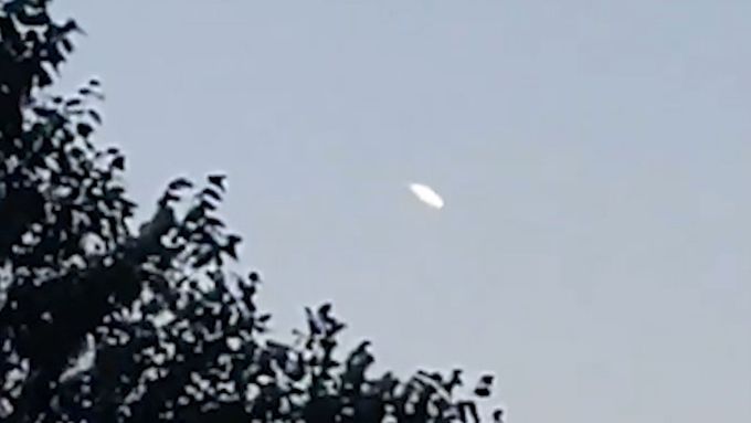 Bylo to UFO? Nad Irskem přeletěl neznámý zářivý předmět