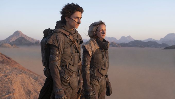 Timothée Chalamet a Rebecca Fergusonová účinkují ve filmové adaptaci sci-fi románu Duna, který Warner Bros. souběžně uvede do kin a na službě HBO Max.