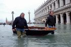 Foto: Benátky zažily třetí povodeň. Místo romantiky máme dobrodružství, hlásí turisté