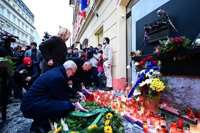 Na pražskou Národní třídu dorazil šéf ANO Andrej Babiš, společně s místopředsedy hnutí Alenou Schillerovou a Karlem Havlíčkem položili květiny u pietního místa.