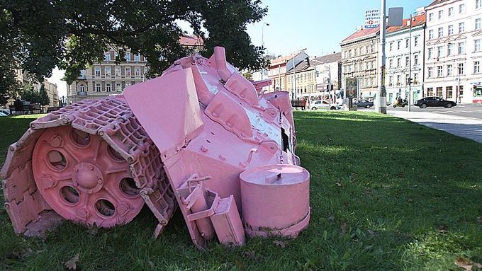 21. srpna 2008 v ššest ráno David Černý umístil na Náměstí Krasnoarmějců (dnes Kinských) na pražském Smíchově torzo růžového obrněnce.
