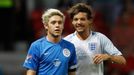 Soccer Aid 2016, Louis Tomlinson (v bílém) a Niall Horan. Oba členové kapely One direction