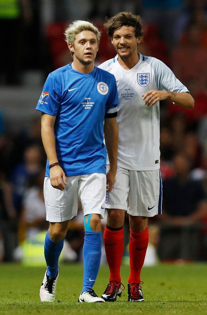 Soccer Aid 2016, Louis Tomlinson (v bílém) a Niall Horan. Oba členové kapely One direction