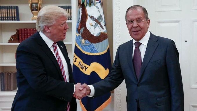 Americký prezident Donald Trump na setkání s ruským ministrem zahraničí Sergejem Lavrovem v Oválné pracovně.