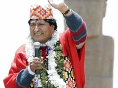Bolivijský prezident promlouvá ke zvláštním hostům i tisícům příznivců, zatímco stojí před monolitem Ponce u hlavní brány do paláce Kalasasaya během slavnostního rituálu. Morales poděkoval za své zvolení Matce Zemi a také svým voličům.