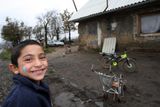 Žije zde kolem třiceti Romů, kteří přišli v roce 1988 z východního Slovenska. Polovina z nich jsou děti.