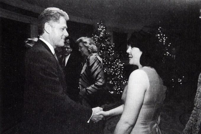 Monica Lewinská a tehdejší prezident USA Bill Clinton na oficiální fotografii Bílého domu. 16. prosince 1996