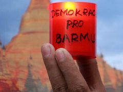 Za ukončení násilí a obnovení demokracie v Barmě se o víkendu demonstrovalo i v Praze