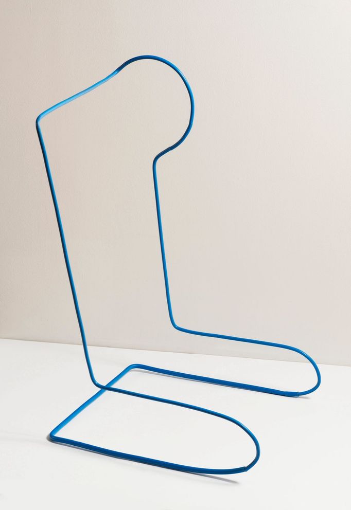 Jitka Svobodová: Modré křeslo, 2017, kovový drát, 150 x 60 cm.