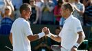 Lleyton Hewitt (vlevo) a Jarkko Nieminen na Wimbledonu.