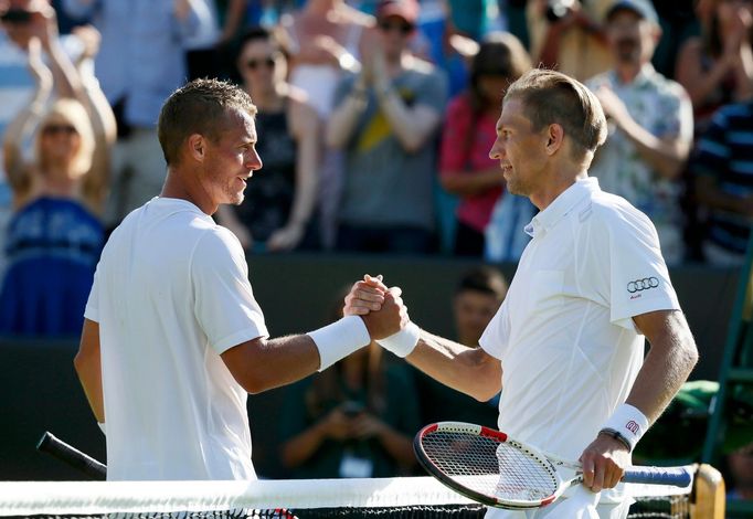 Lleyton Hewitt (vlevo) a Jarkko Nieminen na Wimbledonu.