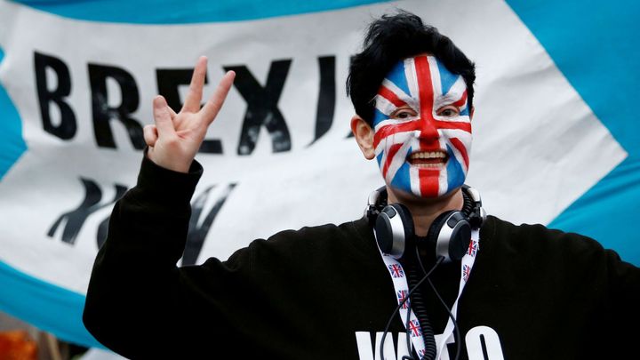 Jako USA nebo Čína. Z Británie je "třetí země", banky upravují ceníky plateb
