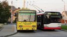 Nejdříve jezdily v Opavě tramvaje. Roku 1950 však bylo rozhodnuto, že budou nahrazeny právě trolejbusy. Ještě v témže roce se začalo s výstavbou nové sítě - první úsek, který vedl od Stadionu kolem Východního nádraží přes centrum k nemocnici byl zprovozněn 24. srpna roku 1952. Oproti dnešnímu stavu bylo vedení trati v centru mnohem komplikovanější. Hlavním důvodem pro toto řešení bylo, aby se nově vzniklá trolejbusová trať křížovala s ještě existujícími tratěmi tramvajovými co nejméně. Tramvajový provoz v Opavě zanikl v roce 1956.