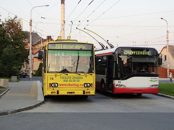 Nejdříve jezdily v Opavě tramvaje. Roku 1950 však bylo rozhodnuto, že budou nahrazeny právě trolejbusy. Ještě v témže roce se začalo s výstavbou nové sítě - první úsek, který vedl od Stadionu kolem Východního nádraží přes centrum k nemocnici byl zprovozněn 24. srpna roku 1952. Oproti dnešnímu stavu bylo vedení trati v centru mnohem komplikovanější. Hlavním důvodem pro toto řešení bylo, aby se nově vzniklá trolejbusová trať křížovala s ještě existujícími tratěmi tramvajovými co nejméně. Tramvajový provoz v Opavě zanikl v roce 1956.