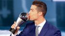 Galavečer FIFA 2017: Cristiano Ronaldo s trofejí pro Fotbalistu roku