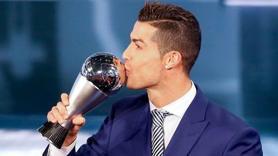 Cristiano Ronaldo s trofejí pro Fotbalistu roku