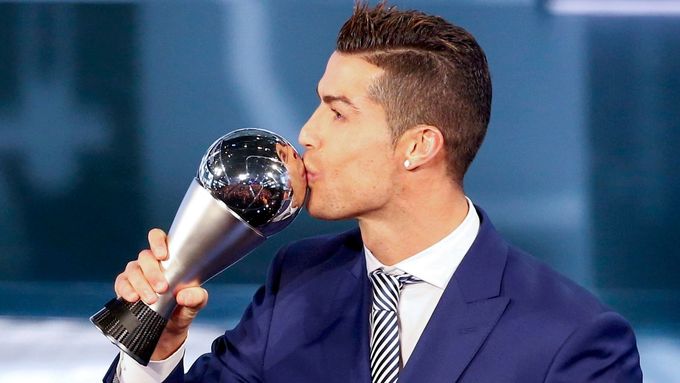 Cristiano Ronaldo s trofejí pro nejlepšího fotbalistu podle FIFA.