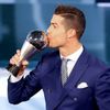 Galavečer FIFA 2017: Cristiano Ronaldo s trofejí pro Fotbalistu roku