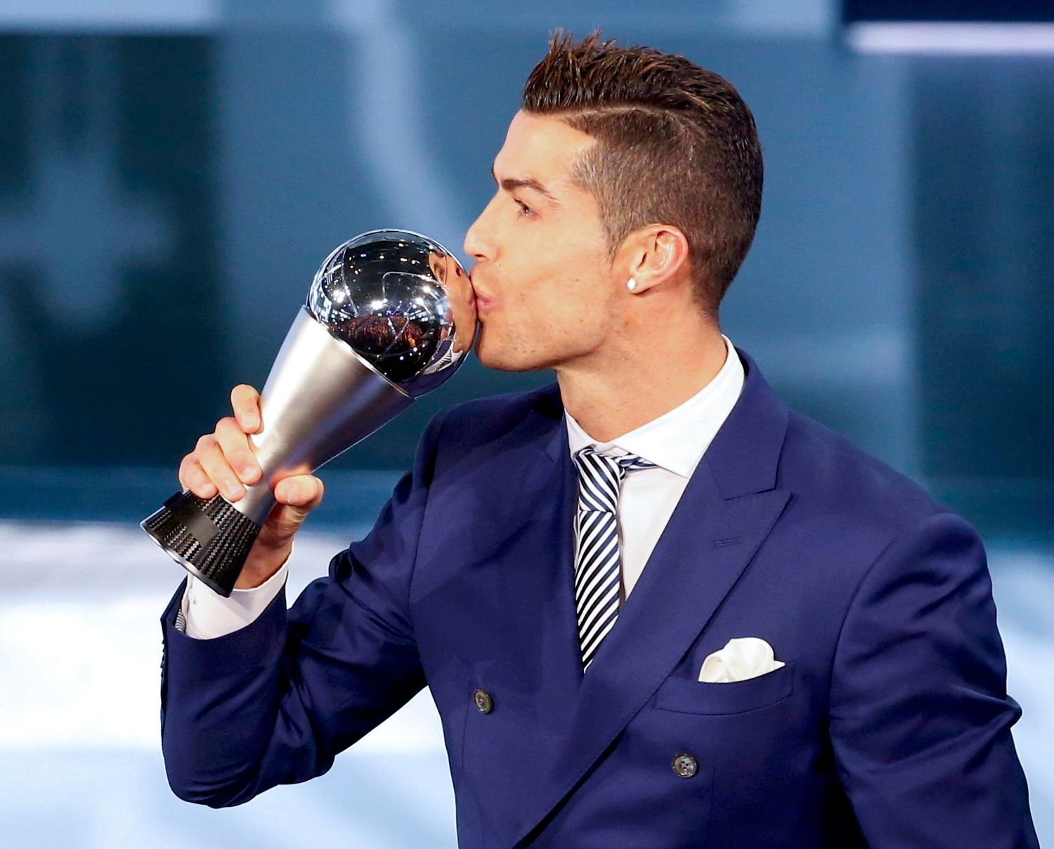 Galavečer FIFA 2017: Cristiano Ronaldo s trofejí pro Fotbalistu roku