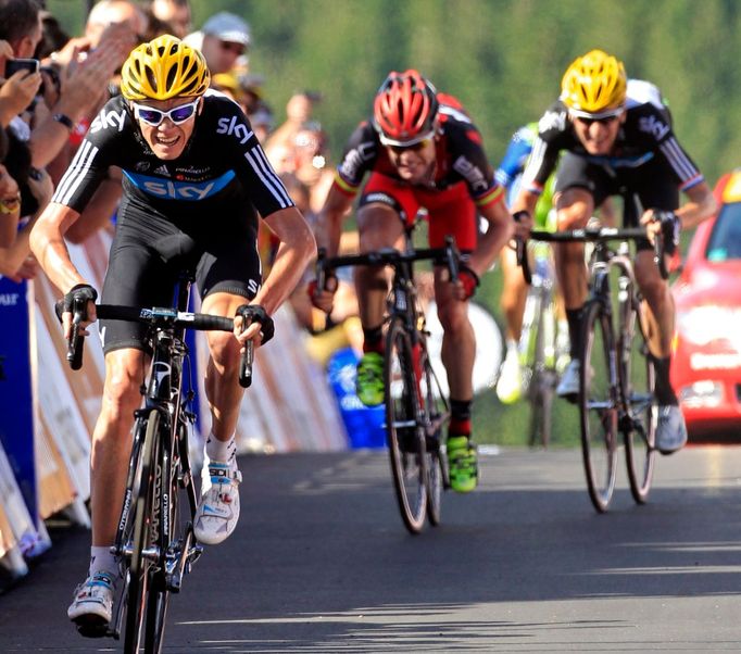 Britský cyklista Christopher Froome dojíždí do cíle sedmé etapy Tou de France jako vítěz.