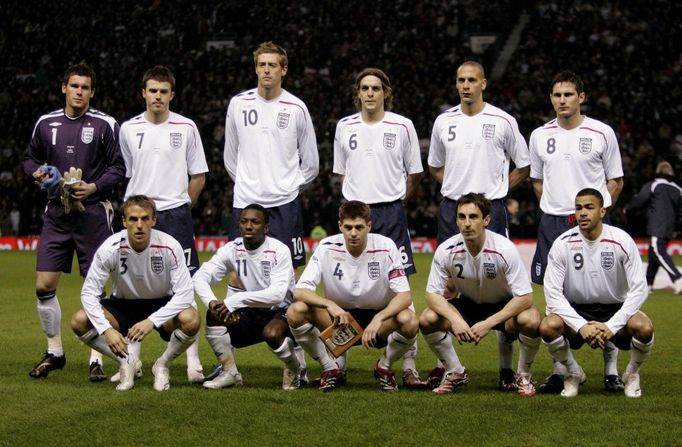 Frank Lampard (č.8), Kieron Dyer (č.9) a Rio Ferdinand (č.5)