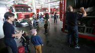 Jak každý pátek třináctého zvou lidi, aby se podívali, jak jsou hasiči připraveni vytáhnout nás z bryndy.