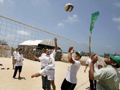 Volejbal na táboře organizovaném Hamásem.
