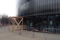 Z fasády Národní technické knihovny v Praze opět spadl plát skla, nikoho nezranil