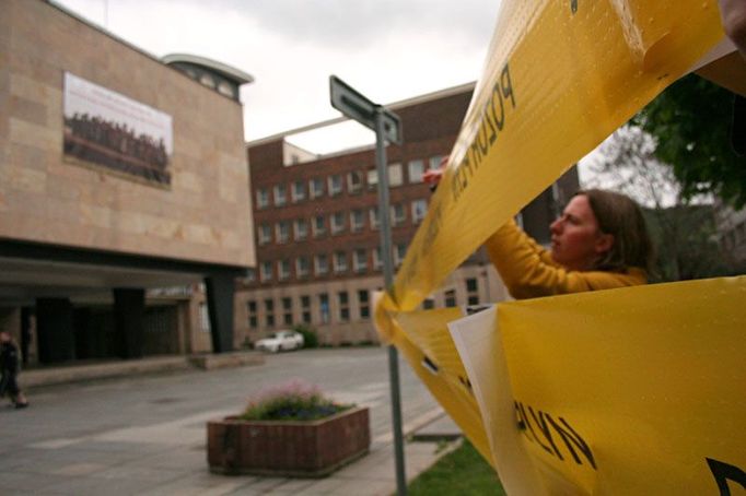 Ulička hanby, kterou pro extémisty připravilo hnutí "V Ústí neonacisty nechceme". 3,5 km dlouhá páska na které jsou přidělané fotografie lidí, kteří v ústí nenacisty nechtějí, tedy spíš jejich zad.