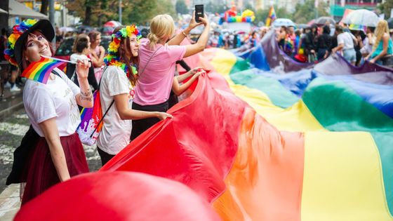 Duha v deštivé Praze. Podívejte se na snímky z pestrobarevného průvodu Prague Pride