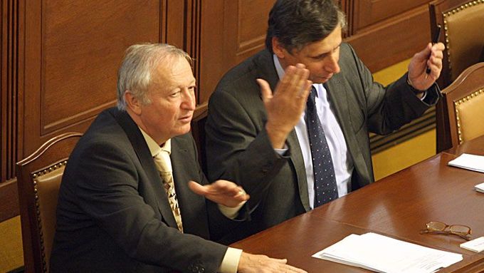 Premiér Fischer a jeho ministr financí Janota ve sněmovně. Strany zdevastovaly úsporný plán vlády.