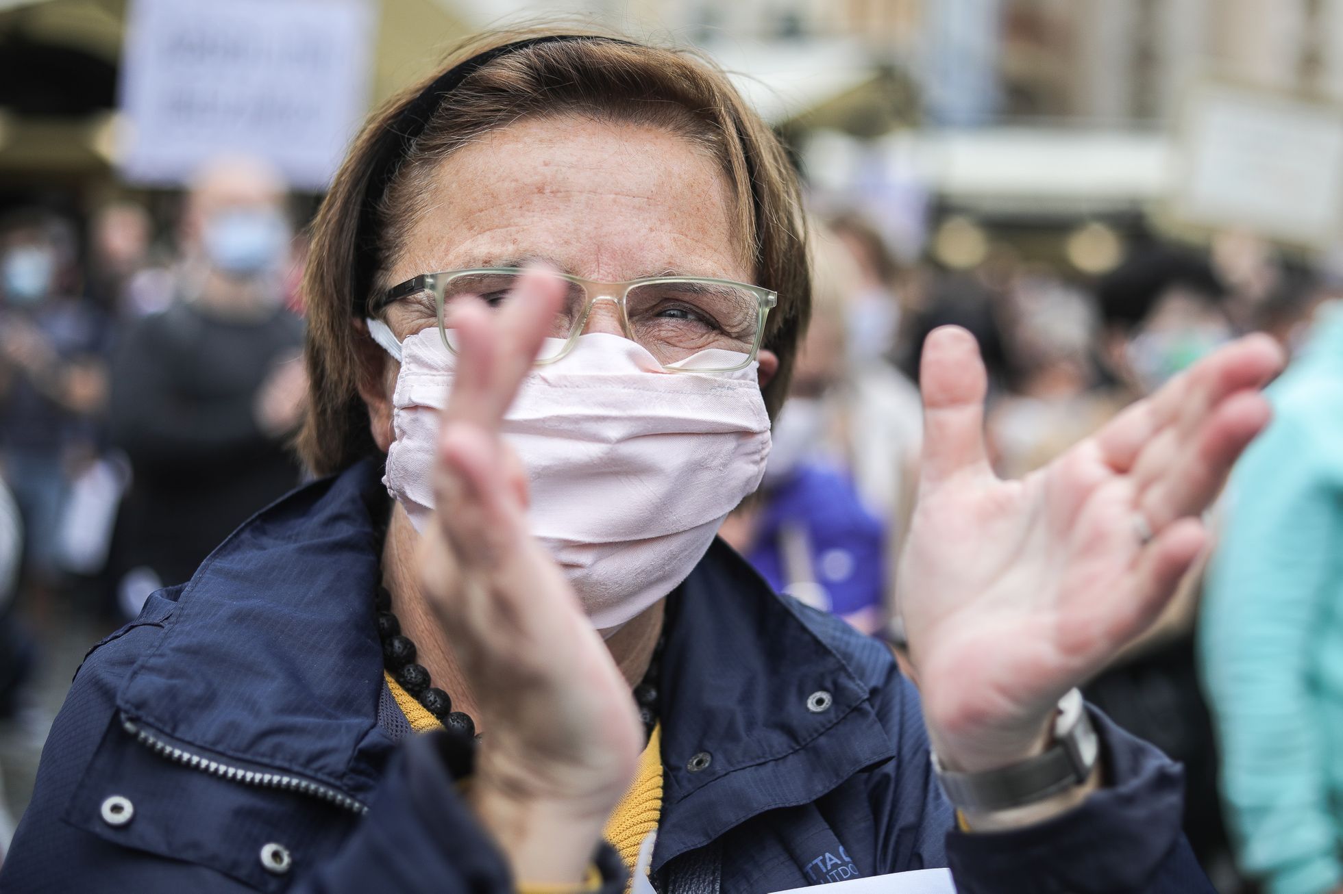 Demonstrace Milion chvilek pro demokracii - roušky, rozestupy, Andrej Babiš