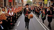 Pastýři v barevných krojích a s řinčícími zvonci přinášejí duši venkova do kamenného srdce metropole. Tradice transhumance (přesun lidí s hospodářskými zvířaty) vznikla už v 13. století, kdy král Alfons X. zaručil pastýřům právo svobodného přesunu stád.