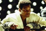 Ali (2001): Will Smith jako slavný boxer Muhammad Ali si vybojoval oscarovou nominaci a skvěle ztvárnil jednu z nejkontroverznějších postav sportovní historie. Režíroval Michael Mann.