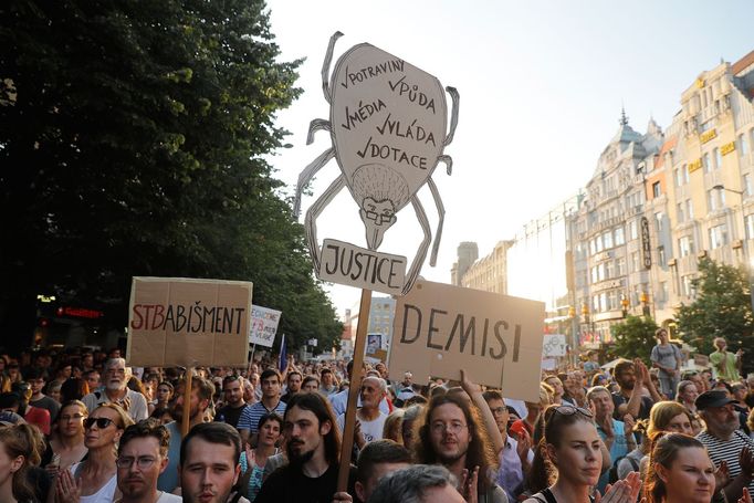 Záběr z demonstrace „Máme toho dost! Chceme demisi!“ proti Andreji Babišovi a Marii Benešové na Václavském náměstí.  4. 6. 2019.