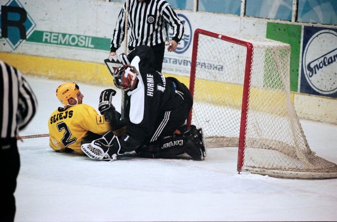 EHL 1997, Chemopetrol Litvínov - TPS Turku, V neobvyklé poloze jsou zachyceni litvínovský hráč Normunds Sejejs a brankář TPS Turku Jani Hurme.