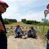 Běženci po přechodu srbsko-maďarské hranice u města Asotthalom