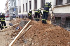 Kvůli výkopu popraskal v Plzni domov mládeže, hasiči evakuovali 15 dětí
