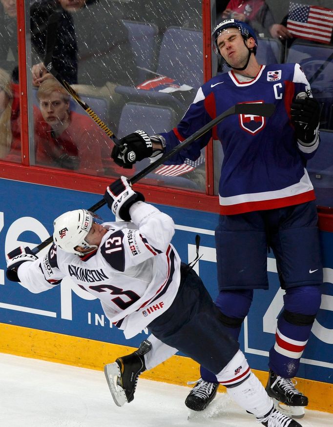 Střet Cháry a Atkinsona v utkání USA - Slovensko.