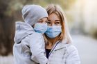 Epidemie koronaviru se obává většina Čechů, nejvíce ženy a senioři