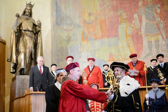 Miloš Zeman sleduje inauguraci rektora UK Tomáše Zimy