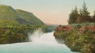 Vodopády Huka Falls na řece Waikato.