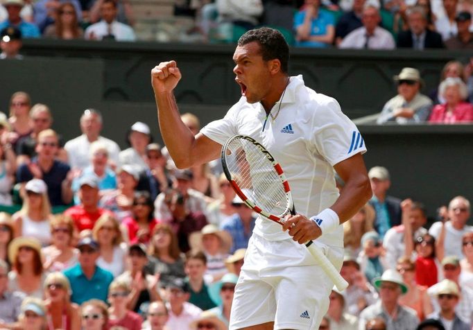 Francouzský tenista Jo-Wilfried Tsonga na Wimbledonu 2011.