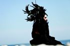 PJ Harvey pomocí poezie otřásá britskými komplexy