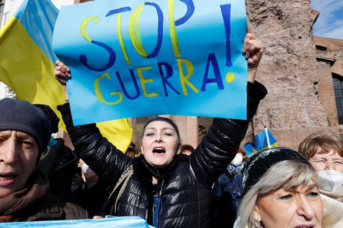 Demonstrace na podporu Ukrajiny, Záběr z Říma v Itálii. 27. 2. 2022