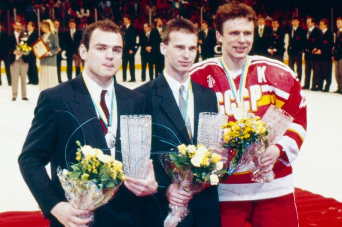 Dominik Hašek, nejlepší brankář MS 1989 ve Stockholmu, s Brianem Bellowsem (nejlepší útočník) a Vjačeslavem Fetisovem (nejlepší obránce).