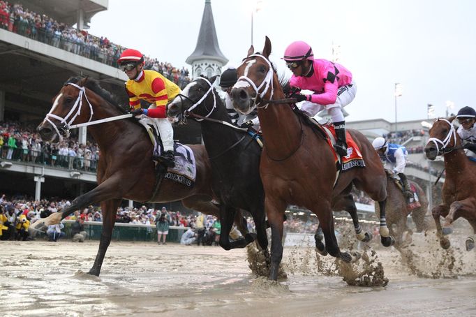 Koně Bodexpress a Maximum Security ve 145. ročníku Kentucky Derby.